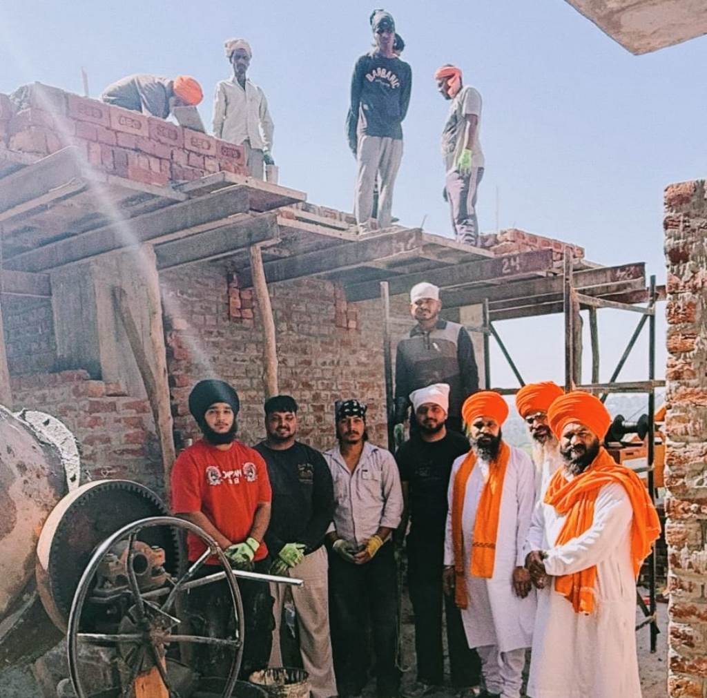 The lanterns of the fourth decorative dome of the Darbar Sahib were installed under the Kar Sewa at the Tap Asthan Sri Khuralgarh Sahib
